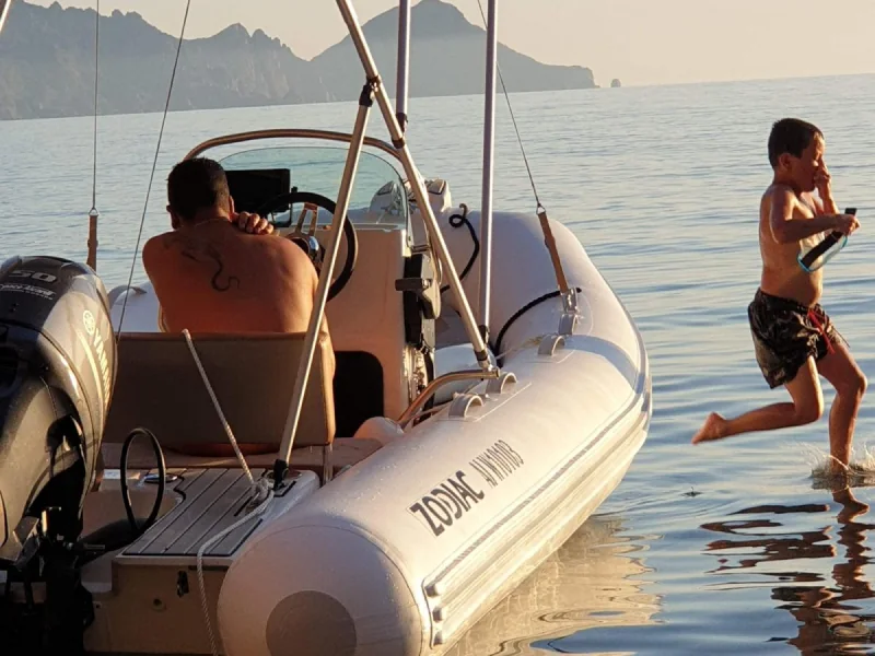 famille sur bateau dans le Golfe de Porto